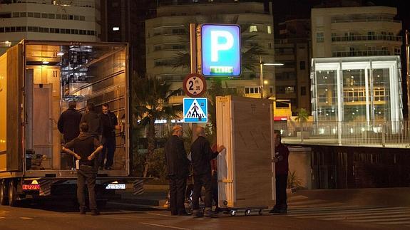 Centro Pompidou Málaga. Seis camiones con las piezas de la colección llegaron en la noche del lunes al Cubo del Puerto con más de 80 obras de arte en su interior. 