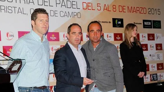 De izquierda a derecha, Luis García, Nacho Saracho y Luis Nieto, en la entrega del premio. 