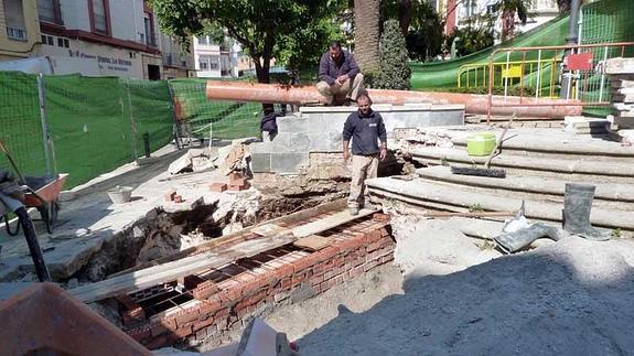 Operarios trabajan en la reposición de la bóveda junto al Jardín de los Monos. 