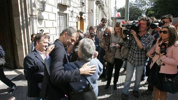 Martín de la Herrán y Toni Cantó, ante la Delegación de la Junta en Málaga.