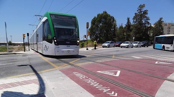 Un convoy del metro discurre por el tramo en superficie.