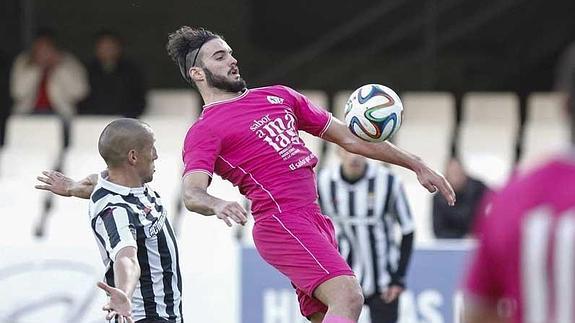 Pirulo controla el balón de espaldas. 