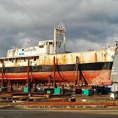 Estado actual del 'Calypso', en el dique seco desde hace 8 años en los astilleros Piriou, en la Bretaña francesa.