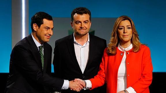 Susana Díaz, Antonio Maíllo y Juanma Moreno, antes de comenzar el debate.