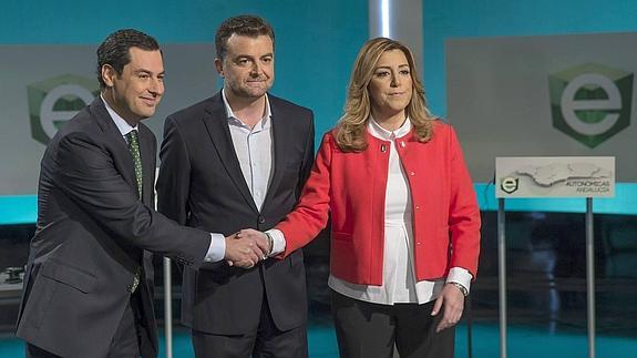 Los tres candidatos a la Presidencia de la Junta de Andalucía de los partidos con representación en el Parlamento andaluz, Juanma Moreno, del PP; Antonio Maíllo, de IU, y Susana Díaz, del PSOE; se saludan momentos antes del inicio del debate que se celebra esta noche en el centro territorial de RTVE en Sevilla.