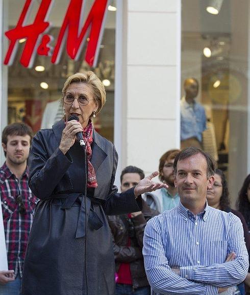 Rosa Díez, junto al candidato por su partido a la Presidencia de la Junta, Martín de la Herrán, durante la visita de hoy a Málaga. 