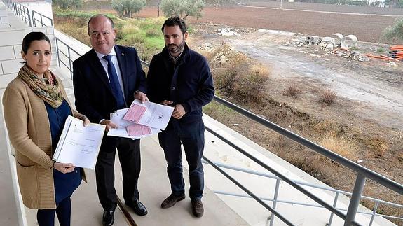 El alcalde Manuel Barón con concejales del equipo de gobierno al plantear la propuesta ante la zona que espera ser terminada con la pista al aire libre y el campo de fútbol.