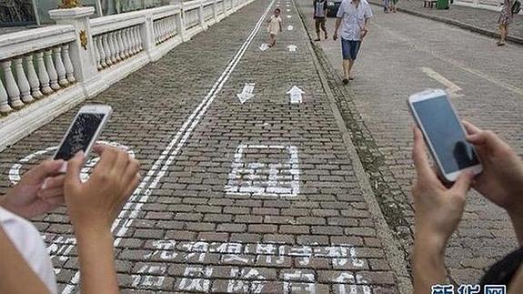 Usuarios chinos, en el carril espeífico para adictos al móvil.