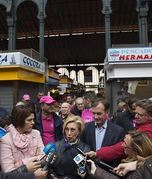 La portavoz nacional de UPyD, Rosa Díez  junto al candidato a la Presidencia de la Junta de Andalucía por esta formación, Martín de la Herrán, en el  Mercado de Atarazanas.