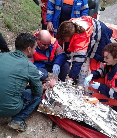 El joven ha sido rescatado por el Grupo de Rescate e Intervención en Montaña de la Guardia Civil. 