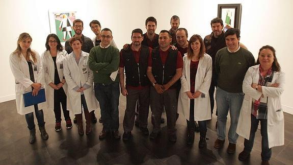 Conservadores y montadores, reunidos en una de las salas de la Colección Museo Ruso.