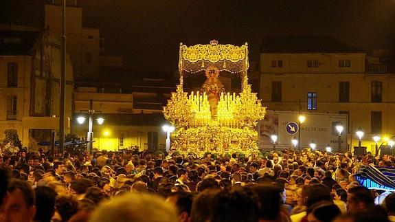 La Esperanza a su paso por la Tribuna de los Pobres es uno de esos momentos de la Semana Santa de Málaga que no se pueden perder