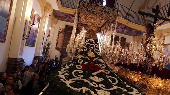 La ofrenda floral a la Virgen de las Penas es uno de las citas del día