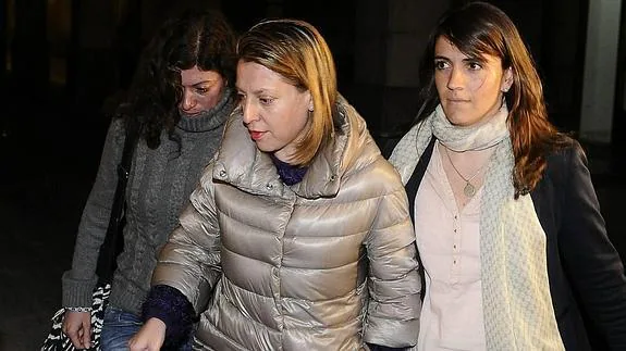 La exdelegada de Empleo en Jaén, Irene Sabalete, en el centro de la imagen.