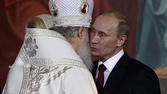 Vladímir Putin besa a Kiril, patriarca de la Iglesia ortodoxa, durante la celebración de la Semana Santa de esta confesión cristiana. 