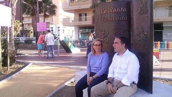 El presidente de la Diputación, Elías Bendodo, y la alcaldesa, Ana Mula. 