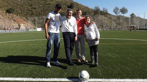 Weligton y Duda, con el alcalde rinconero.