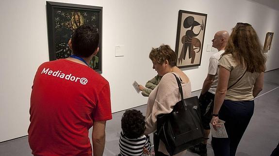 Los mediadores del Pompidou comentan las obras de la colección con los visitantes.