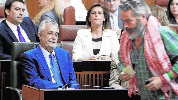 El exdiputado Sánchez Gordillo pasa ante Griñán en la constitución del Parlamento en la pasada legislatura, en abril de 2012.