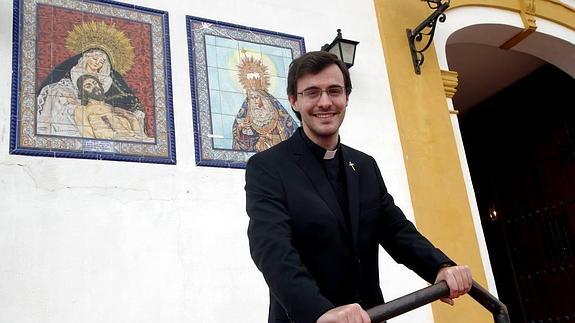 El sacerdote Juan Carlos Millán, junto a la puerta de la ermita del Monte Calvario. 