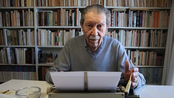 Manuel Alcántara, al pie del cañón, es decir, de la máquina de escribir. 