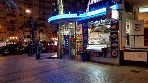 El tramo del paseo marítimo junto al puerto deportivo concentra la zona de ocio nocturna. 