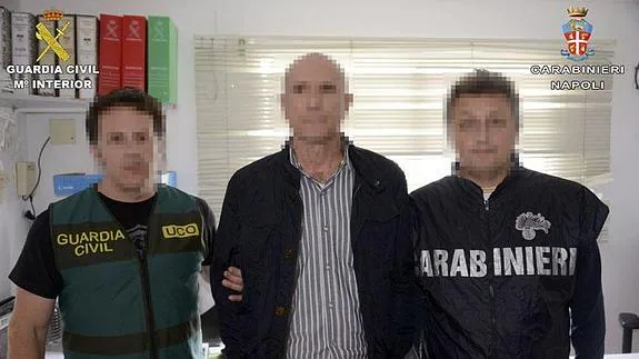 Lucio Morrone, custodiado por dos agentes tras su detención. 