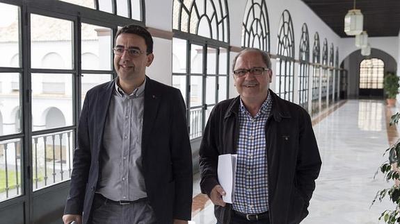 El secretario de organización del PSOE andaluz, Juan Cornejo (d) y el portavoz parlamentario Mario Jiménez (i), a su llegada esta mañana al Parlamento de Andalucía en Sevilla. 