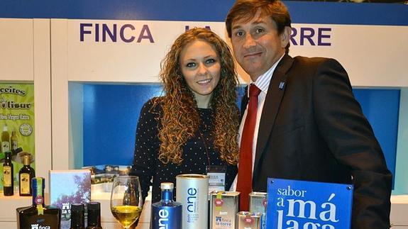 Marina Romero y Borja Adrián, de Finca La Torre, ayer en la feria. 