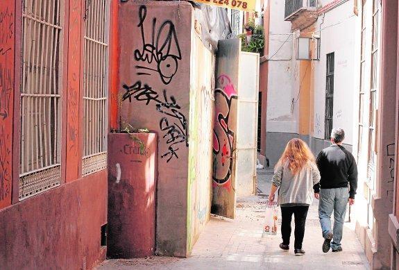 Tramo de la calle Pozos Dulces marcado por la proliferación de pintadas y los edificios abandonados u ocupados de manera irregular. 
