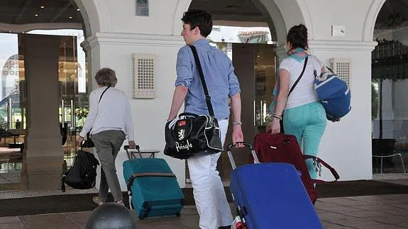 Turistas llegan a un hotel de Marbella (archivo). 