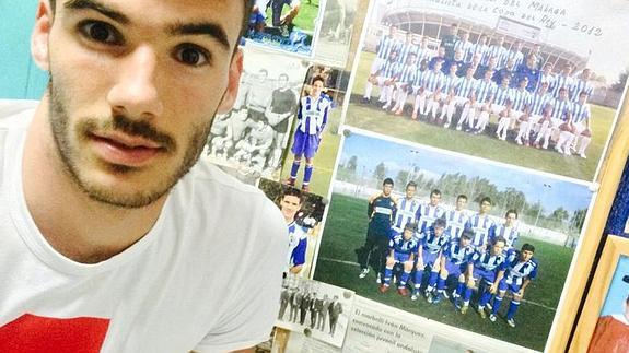 Iván Márquez, junto a los recortes de periódicos de su trayectoria. 