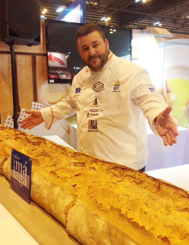 Juan Manuel Moreno Pacheco, de Panadería Pan Piña, con el pan artesano más grande de España que se presentó en Madrid. 