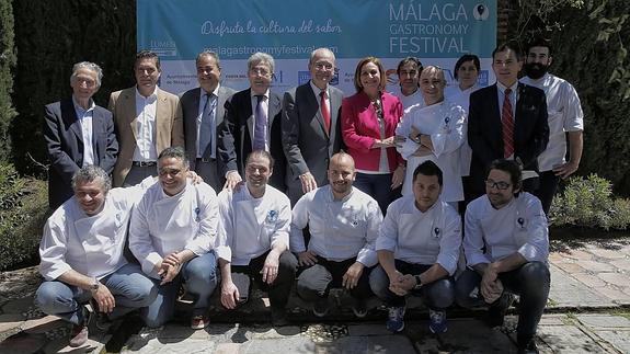 Autoridades, organizadores y colaboradores, durante la presentación en la Alcazaba.