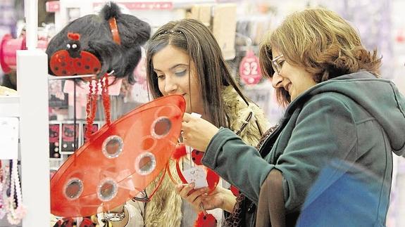 Dos clientes comprueban el género en un comercio del Centro. 