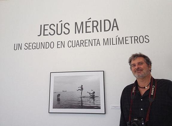 Jesús Mérida, con una imagen de la exposición colgada en la Diputación Provincial.