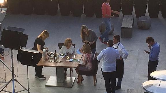 Grabación de la escena de María Teresa Campos en el restaurante de José Carlos García. 