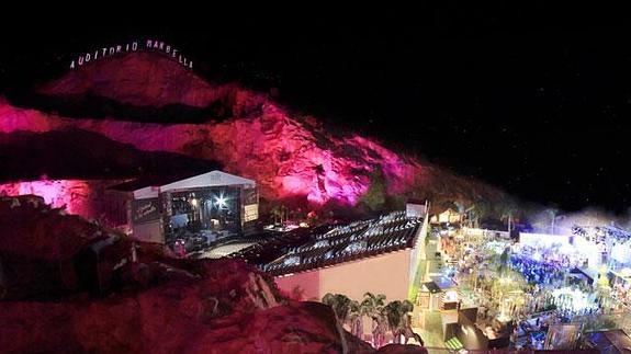 Vista panorámica de Starlite, con el auditorio para los conciertos y la zona de restauración . 