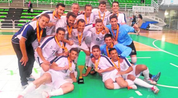 El equipo de fútbol sala de la UMA posa con el oro conseguido en los Campeonatos de España Universitarios. :: sur