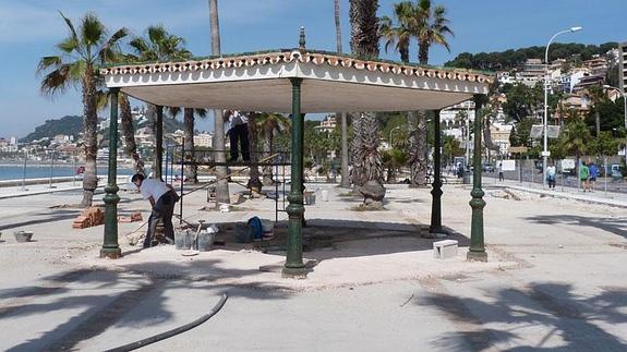 Imagen de la pérgola y del lugar donde se hallaba el foso, ya cubierto.