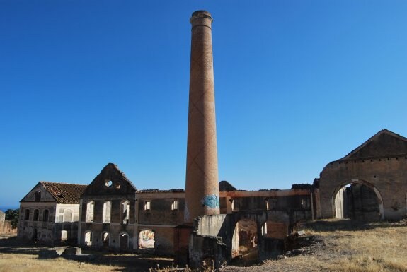 La fábrica de San Joaquín sería rehabilitada como equipamiento. :: e. c.