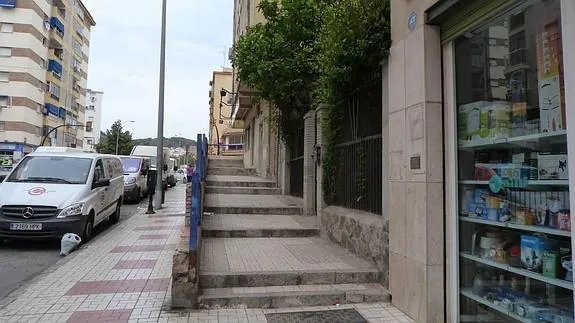 Imagen de la escalera que da acceso a varias viviendas en la calle Martínez de la Rosa. 