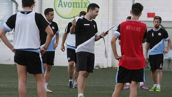 Fernando da instrucciones en el entrenamiento del miércoles