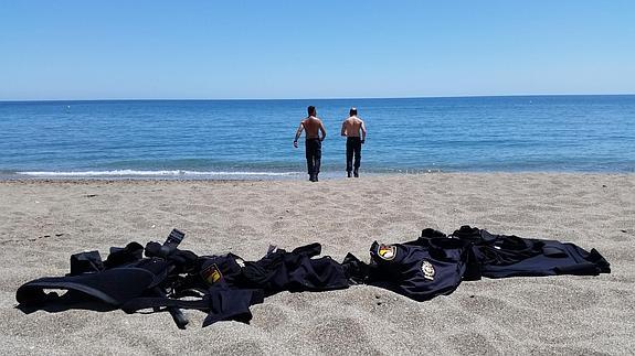 Dos policías salvan a un bañista a punto de ahogarse en una playa de Fuengirola
