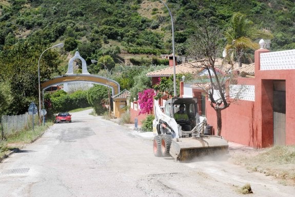 El Plan de Asfaltado de Estepona termina en el casco urbano y realizará 25 actuaciones en el extrarradio