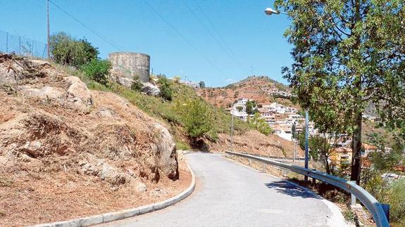 La carretera de acceso al colegio tiene curvas cerradas y pendiente y el recorrido es aún más peligroso cuando el sol deslumbra. 