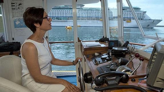 María Gámez, a los mandos de un barco durante su paseo hoy por el litoral malagueño.
