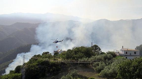 Un helicóptero sobrevuela la zona afectada. 