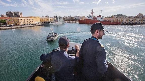Vivir en un submarino: 64 hombres y mujeres y una ducha y dos aseos
