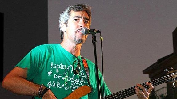 Víctor Navas es vocalista del grupo Cucaracha Dandí, con dos discos en el mercado, 'Ajo y agua' y 'Más difícil todavía'. 